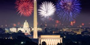 ナショナル・モール上空に上がる花火、ワシントン D.C.